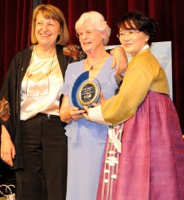 Vera - Irene Aegerter erhält den WiN Global Honorary Award